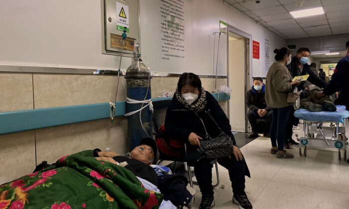 Пациент с COVID-19 лежит на кровати в коридоре больницы Таншань Гунжэнь в городе Таншань на северо-востоке Китая, 30 декабря 2022 года. (Ноэль Селис/AFP через Getty Images)
 | Epoch Times Россия