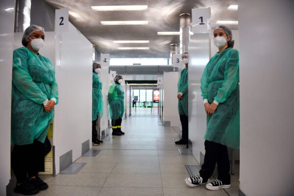 Медицинский персонал центра тестирования COVID-19 в аэропорту Париж — Шарль-де-Голль ждёт путешественников из Китая, 1 января 2023 года. (Julien De Rosa/AFP via Getty Images)
