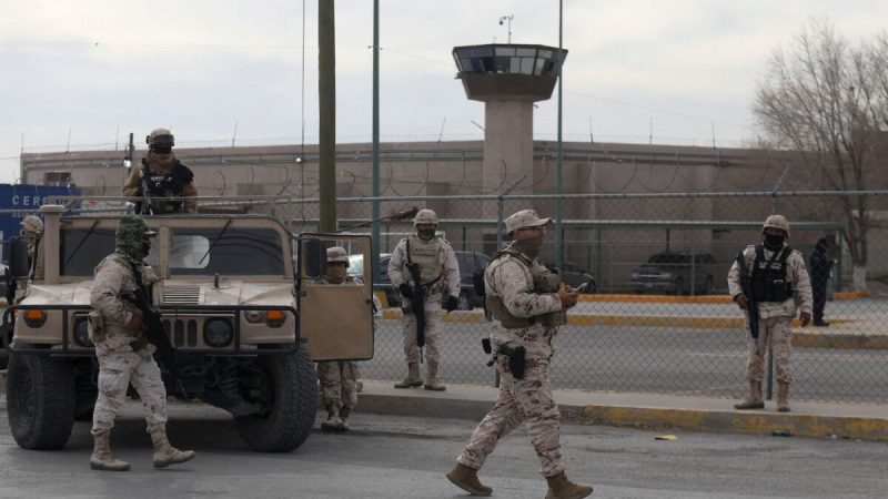Мексиканские военнослужащие охраняют территорию возле тюрьмы Сьюдад-Хуарес № 3 после нападения, в результате которого 14 человек погибли, а 24 заключённым удалось бежать 1 января 2023 года. (Herika Martinez/AFP via Getty Images) | Epoch Times Россия
