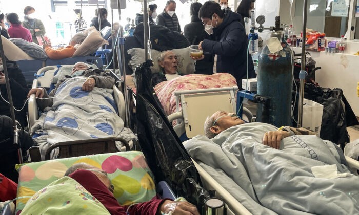 Пациенты на носилках в больнице Тунжэнь в Шанхае, 3 января 2023 года. (Hector Retamal/AFP via Getty Images)
 | Epoch Times Россия