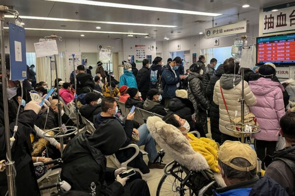 Пациенты в инвалидных колясках и люди в отделении неотложной помощи больницы в Пекине, 3 января 2023 года. (Jade Gao/AFP via Getty Images)