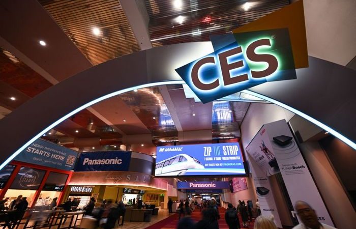 Фото. Логотип CES в конференц-центре Лас-Вегаса перед выставкой потребительской электроники (CES) в Лас-Вегасе, штат Невада, 4 января 2023 года. (PATRICK T. FALLON/AFP via Getty Images) | Epoch Times Россия