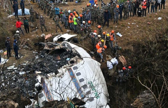 Фото. Разбор спасателями завалов в поисках тел погибших в авиакатастрофе Yeti Airlines в Покхаре 16 января 2023 года, Непал.  PRAKASH MATHEMA/AFP via Getty Images) | Epoch Times Россия