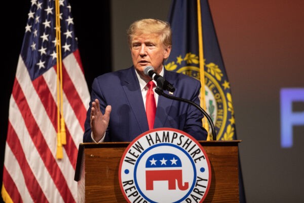 Бывший президент Дональд Трамп выступает на ежегодном собрании республиканского государственного комитета штата Нью-Гэмпшир в Салеме, штат Нью-Гемпшир, 28 января 2023 года. (Scott Eisen/Getty Images)