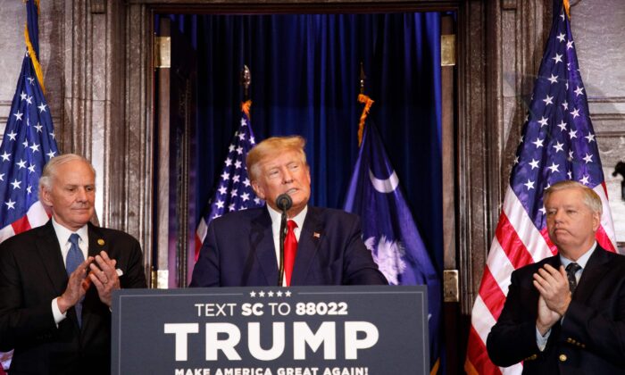 Бывший президент Дональд Трамп, к которому присоединились сенатор Линдси Грэм (RS.C.) (справа) и губернатор Южной Каролины Генри Макмастер (слева), выступает на предвыборном мероприятии 2024 года в Колумбии, Южная Каролина, 28 января 2023 года. (Logan Cyrus/AFP via Getty Images) | Epoch Times Россия