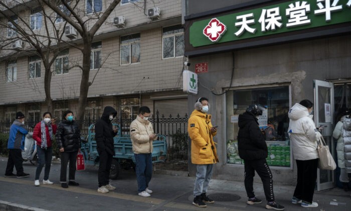 Люди стоят в очереди, чтобы купить лекарство в аптеке в Пекине, Китай, 9 декабря 2022 года. (Kevin Frayer/Getty Images)
 | Epoch Times Россия