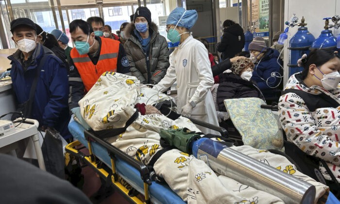 Пациента на кислородной каталке везут в переполненное отделение неотложной помощи в больнице в Пекине, Китай, 2 января 2023 года. (Getty Images)
 | Epoch Times Россия