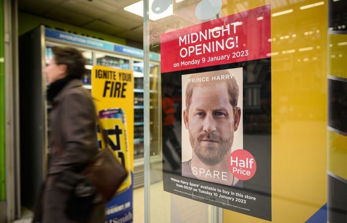 Талибы требуют отдать британского принца Гарри под суд Фото. Реклама книги принца Гарри «Запасной», 6 января 2023 года, Лондон, Англия. (Leon Neal/Getty Images) | Epoch Times Россия