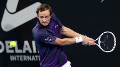 Медведев уступил Джоковичу в полуфинале теннисного турнира в Австралии
