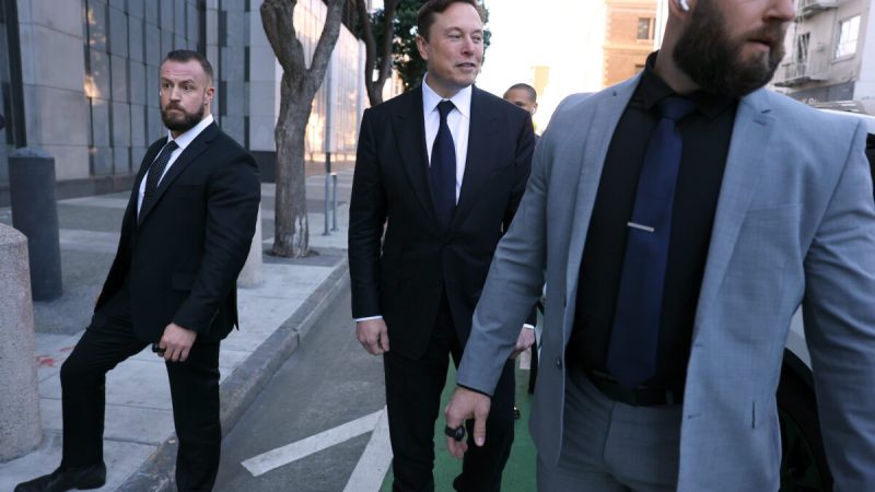Генеральный директор Tesla Илон Маск покидает Федеральное здание Филлипа Бертона в Сан-Франциско, Калифорния, 24 января 2023 года. (Justin Sullivan/Getty Images)  | Epoch Times Россия