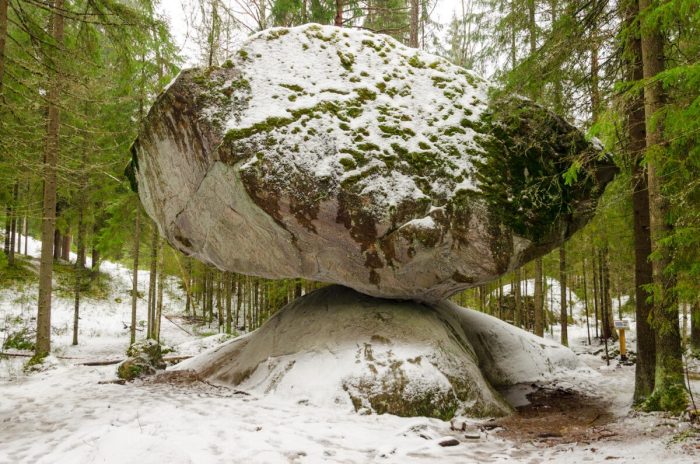 500-тонный валун Куммакиви в Финляндии балансирует на вершине другого камня уже 11 000 лет