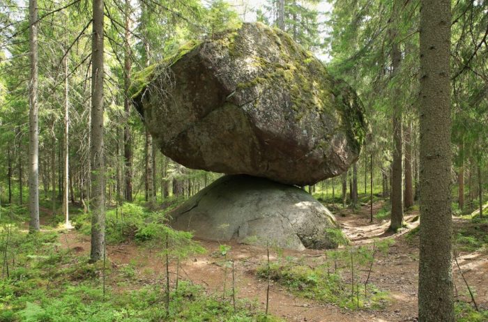 500-тонный валун Куммакиви в Финляндии балансирует на вершине другого камня уже 11 000 лет