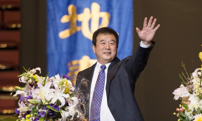 Г-н Ли Хунчжи, основатель Фалунь Дафа, выступает на конференции по обмену опытом в Нью-Йорке 19 мая 2013 года. (Dai Bing/The Epoch Times) | Epoch Times Россия