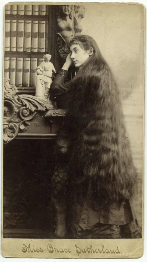 Женщины викторианского высшего общества считали волосы длиной до щиколотки признаком женской красоты — пока это не случилось…