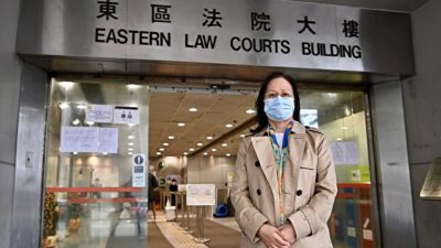 На последовательницу Фалуньгун был наложен штраф за плакат с призывом к добру, но она подала в суд и выиграла его