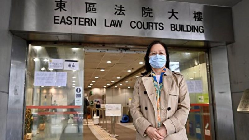 Дун Мин, практикующий Фалуньгун в Гонконге, возле здания Восточного юридического суда в Гонконге, 12 января 2023 года. (SungPi-lung/TheEpochTimes) | Epoch Times Россия