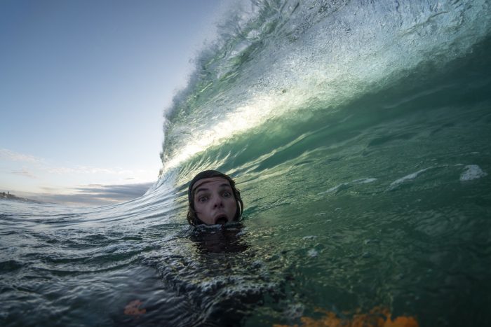 Фотограф-маринист снимает прозрачные волны, подсвеченные солнцем