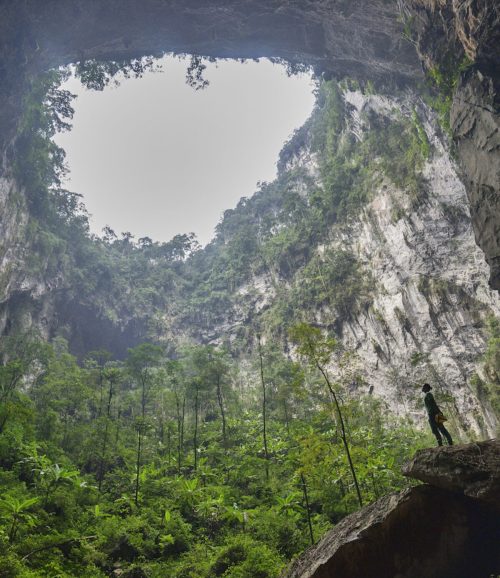 Пейзажи гигантской пещеры переносят туристов во времена юрского периода