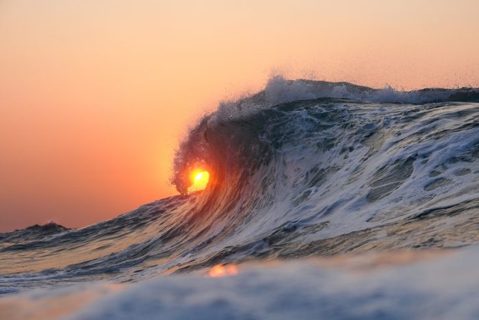 Фотограф-маринист снимает прозрачные волны, подсвеченные солнцем