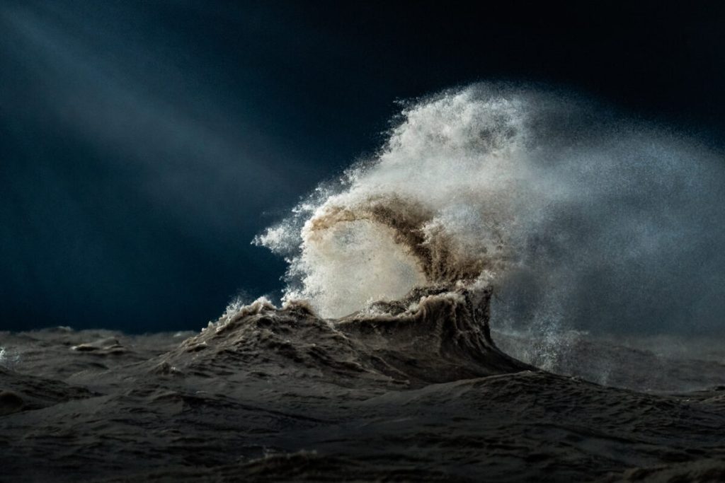 Фотограф часами терпит ураганный ветер, чтобы снять эпические штормовые волны на озере Эри
