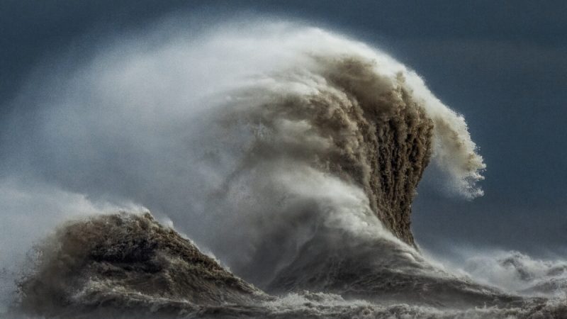 Волны расплескивают галлоны воды на озере Эри в 2022 году. (Courtesy of Trevor Pottelberg Photography) | Epoch Times Россия