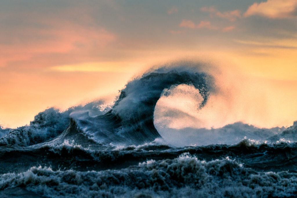 Фотограф часами терпит ураганный ветер, чтобы снять эпические штормовые волны на озере Эри