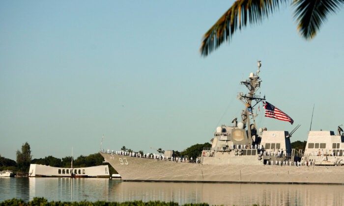 USS Chung-Hoon проходит мимо мемориала USS Arizona во время церемонии в честь 73-й годовщины нападения на Перл-Харбор в национальном монументе «Доблесть Второй мировой войны в Тихом океане» в Гонолулу, 7 декабря 2014 года. (Hugh Gentry/Reuters)
 | Epoch Times Россия