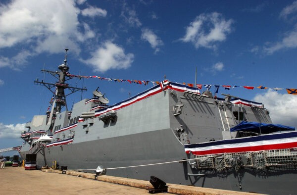 USS Chung-Hoon готов к вводу в строй перед церемонией ввода в эксплуатацию на острове Форд в Перл-Харборе, Гавайи, 18 сентября 2004 года. (Lucy Pemoni/Reuters)