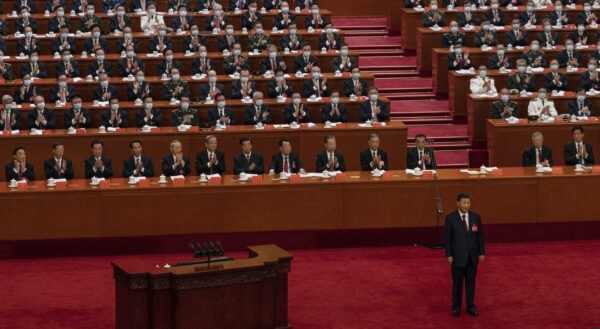 (Внизу справа) Китайскому лидеру Си Цзиньпину аплодируют высокопоставленные члены правительства и делегаты перед его речью во время церемонии открытия Законодательного собрания КПК в Пекине, Китай, 16 октября 2022 года. (Kevin Frayer/Getty Images)