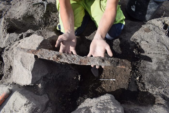 Археологи нашли 2 меча эпохи викингов в 1200-летней могиле в Швеции