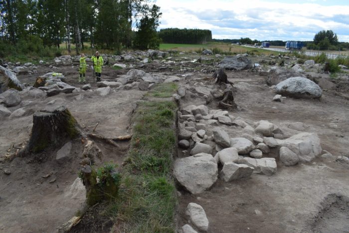 Археологи нашли 2 меча эпохи викингов в 1200-летней могиле в Швеции Археологи нашли 2 меча эпохи викингов в 1200-летней могиле в Швеции