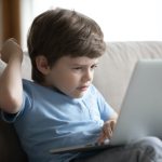 Экранное время замедляет физиологическое и социальное развитие детей
