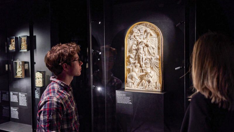 «Низвержение Христа», вторая половина XVII века, художник неизвестен. Слоновая кость; 54 см на 30 см. Предполагается, что скульптурный рельеф был изготовлен в южной Германии, возможно, в Аугсбурге. (Liebieghaus Sculpture Collection) | Epoch Times Россия