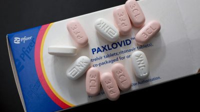 Paxlovid компании Pfizer выставлен в Пемброк-Пайнс, Флорида, 7 июля 2022 года. (Joe Raedle/Getty Images)