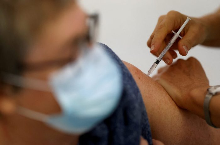 Женщине вводят вакцину Cominarty Pfizer-BioNTech от COVID-19 в центре иммунизации в Ансени-Сен-Гереоне, Франция, 17 ноября 2021 года. (Stephane Mahe/File Photo/File Photo/Reuters)