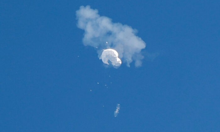 Китайский воздушный шар дрейфует в океан после того, как его сбили у побережья в Серфсайд-Бич, Южная Каролина, 4 февраля 2023 года. (Randall Hill/Reuters) | Epoch Times Россия