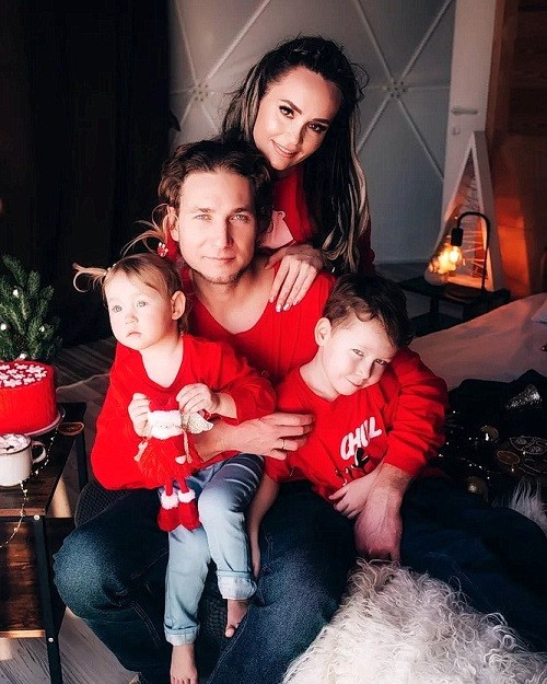 Елена Максимова с мужем и детьми
Фото из личного архива Елены Максимовой