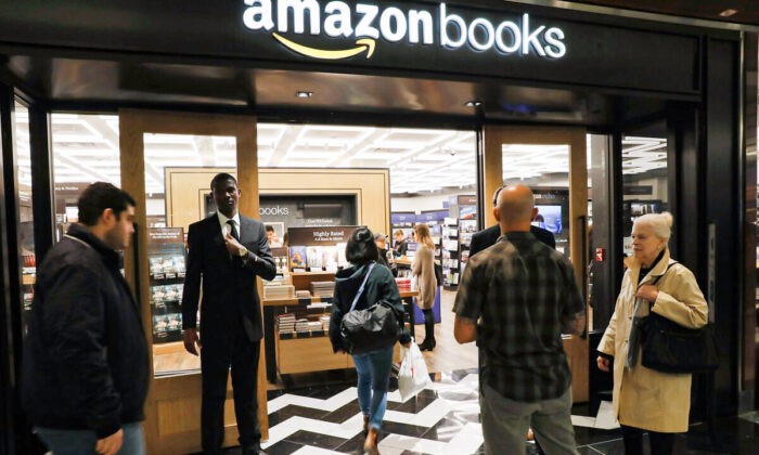 Люди входят в Amazon Books в Нью-Йорке, 25 мая 2017 года. (Spencer Platt/Getty Images)
 | Epoch Times Россия