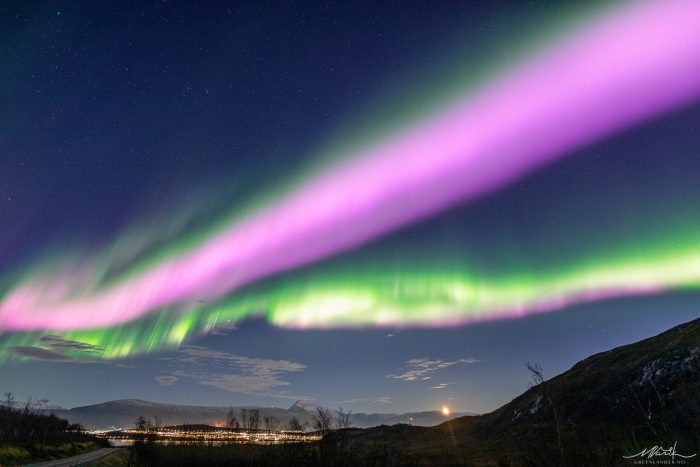 Крайне редкое оранжево-розовое северное сияние наблюдалось в небе над Норвегией