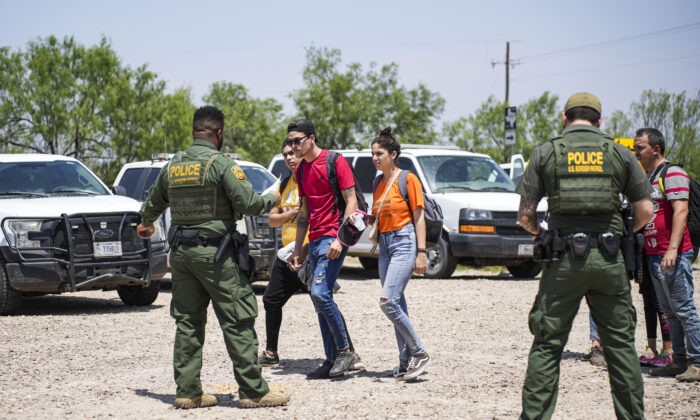 Администрация Байдена освободила более 1300 нелегальных иммигрантов-преступников за месяц