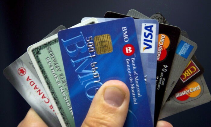 Кредитные карты выставлены в Монреале 12 декабря 2012 г. (Ryan Remiorz/The Canadian Press) | Epoch Times Россия