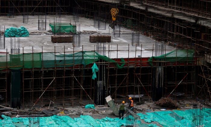 Рабочие на строительной площадке в Пекине 12 января 2023 года. (Tingshu Wang/Reuters) | Epoch Times Россия