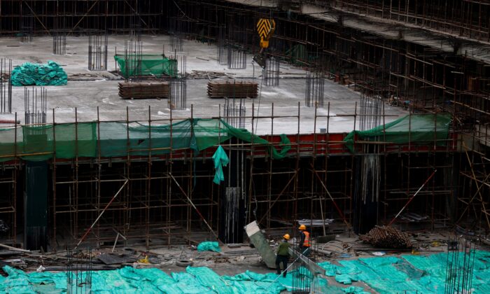 Рабочие на строительной площадке в Пекине 12 января 2023 года. (Tingshu Wang/Reuters) | Epoch Times Россия