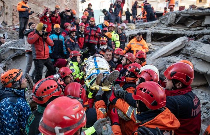 Фото: Спасение жителей из-под завалов в Турции. (Burak Kara/Getty Images) | Epoch Times Россия