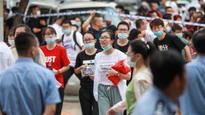 Китайские студенты должны присягнуть на верность партии до выезда за границу