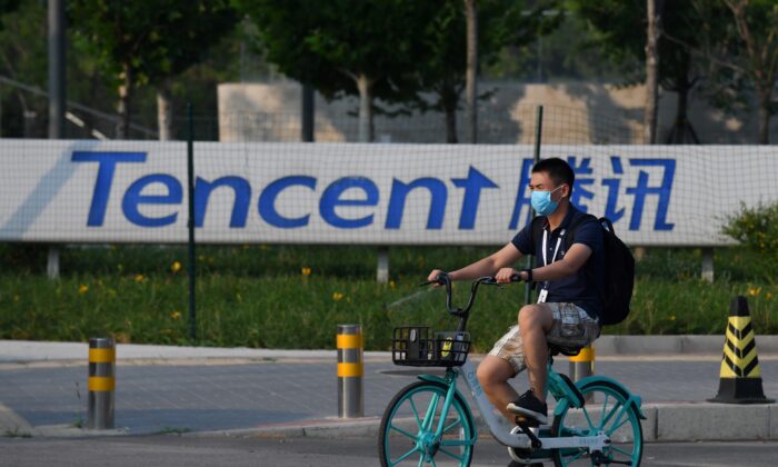 Вывеска Tencent, материнской компании китайского гиганта социальных сетей WeChat, возле штаб-квартиры Tencent в Пекине 7 августа 2020 года. (Greg Baker/AFP via Getty Images) | Epoch Times Россия