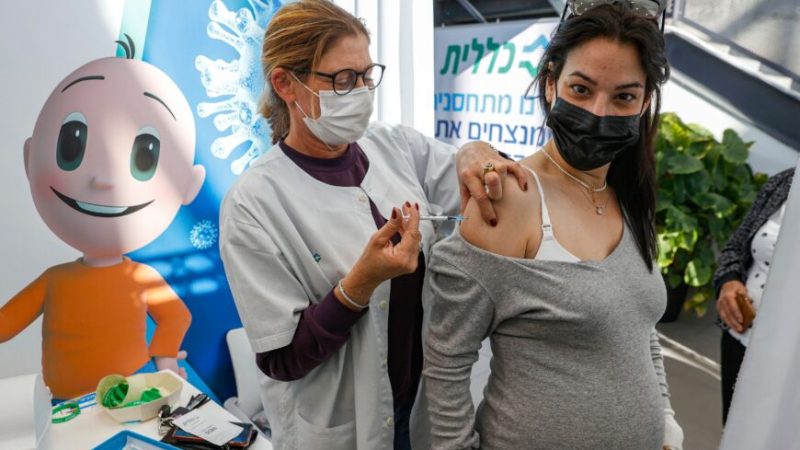 Медицинский работник вводит дозу вакцины COVID-19 компании Pfizer-BioNtech беременной женщине в медицинском центре Clalit в Тель-Авиве, Израиль, 23 января 2021 года. (Jack Guez/AFP via Getty Images) | Epoch Times Россия