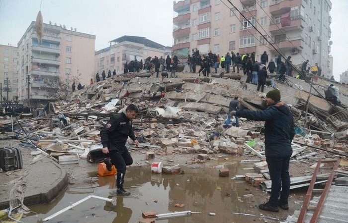 Фото: Поиск выживших из-под завалов в Диярбакыре после землетрясения магнитудой 7,8. Турция, 6 февраля 2023 года. (ILYAS AKENGIN/AFP via Getty Images) | Epoch Times Россия