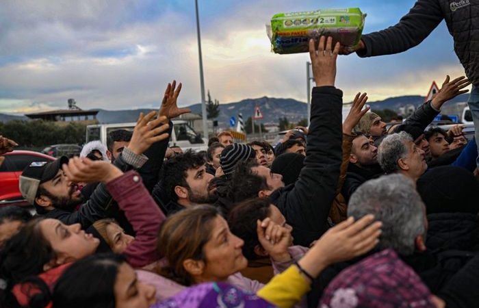 Фото: Пункт раздачи подгузников в Хатае, Турция, 7 февраля 2023 года. (BULENT KILIC/AFP via Getty Images) | Epoch Times Россия