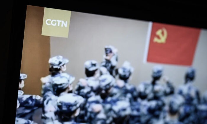 Сцены из программы CGTN отображаются на мониторе компьютера в Лондоне, Англия, 4 февраля 2021 года. (Leon Neal/Getty Images) | Epoch Times Россия